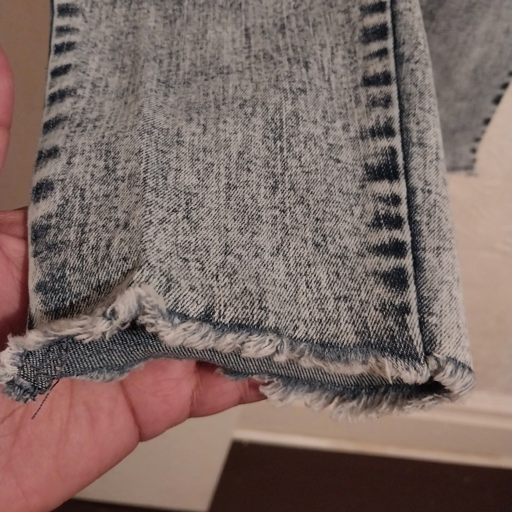 Distressed jeans - Picture 7 of 7